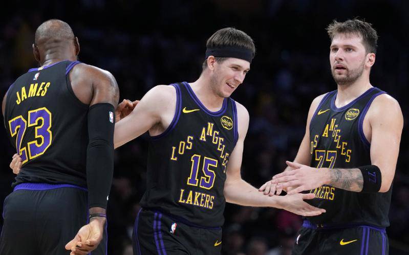 东契奇在湖人的第一场球