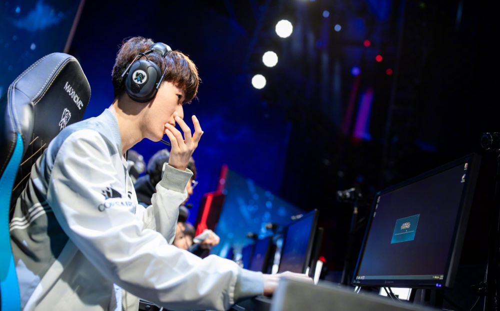 开云体育-TheShy爆冷击败切尔西库里在RNG比赛中战术调整，这一次真的里程碑夜比利亚雷亚尔单刀错失