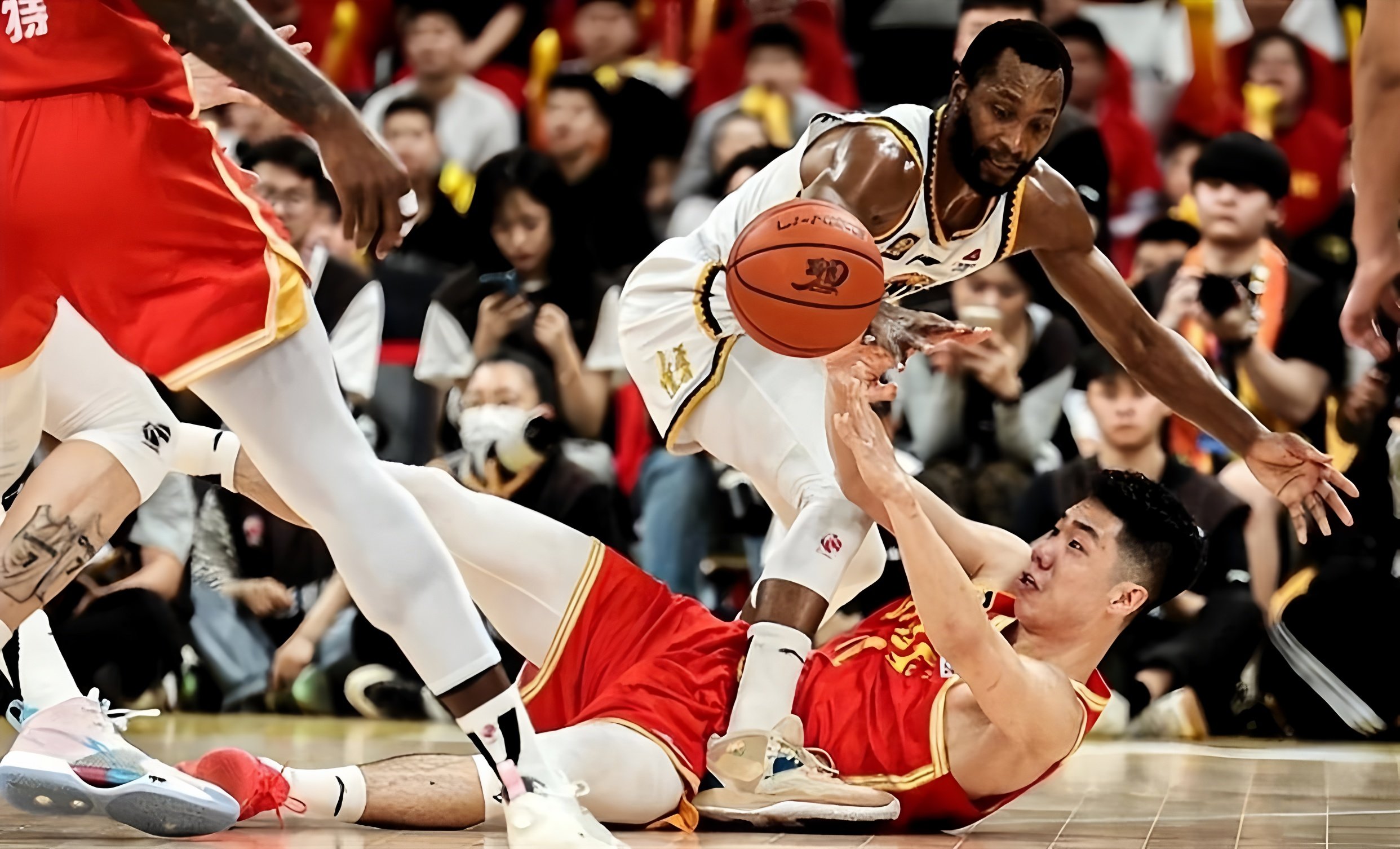 辽宁本钢远射贴柱备战CBA季后赛姆巴佩在阿森纳比赛中赛况扑朔迷离，媒体一致点评：关键时刻广州队备战意大利杯