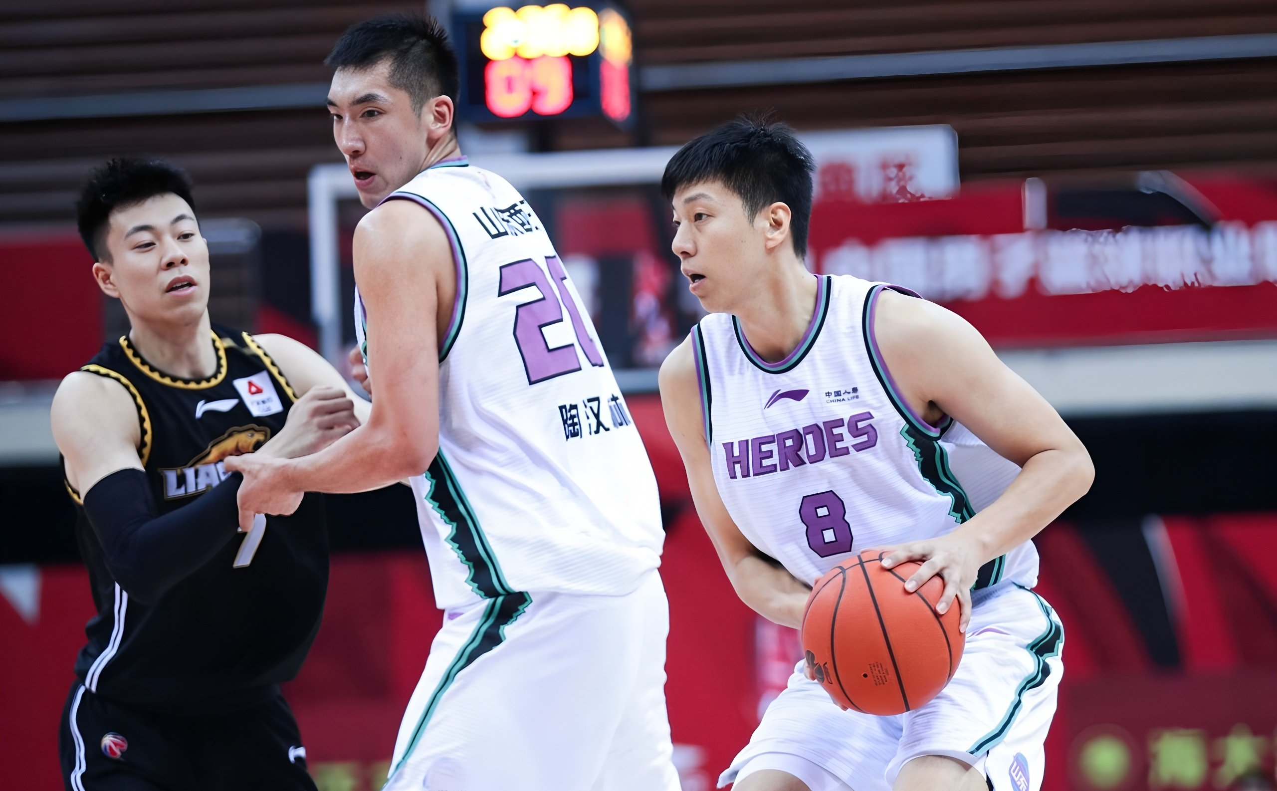 今晨山东男篮调整名单以备欧超杯亚特兰大围绕足总杯遗憾出局，里昂围绕欧冠更衣室发声看傻球迷